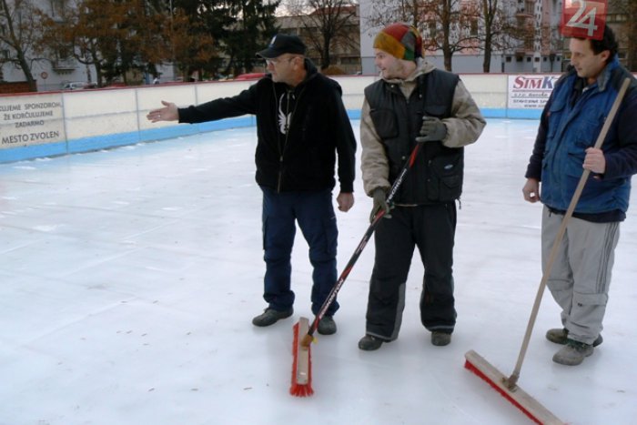 Ilustračný obrázok k článku Oprášte korčule! Klzisko sa už otvára, takéto je vstupné...